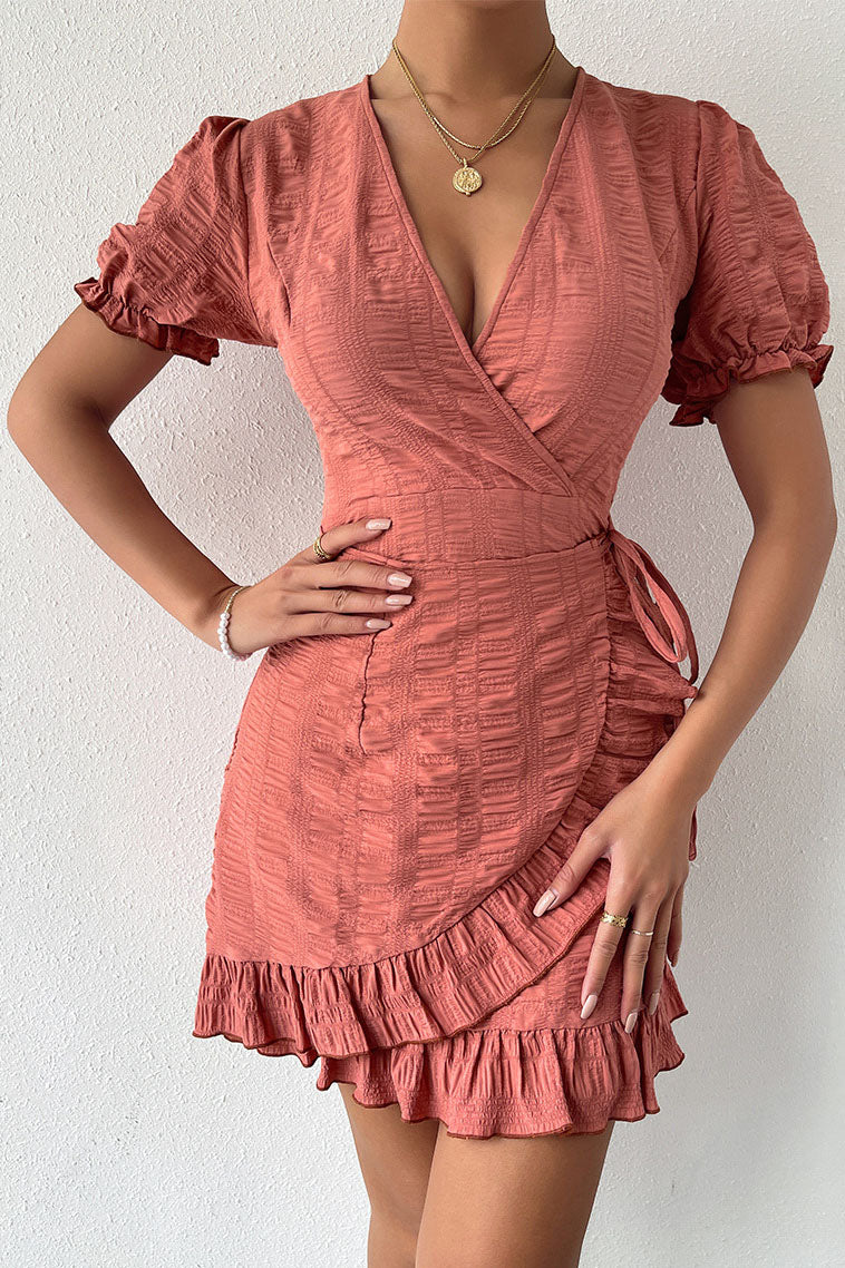 Robe plissée à taille asymétrique et col en V de couleur unie