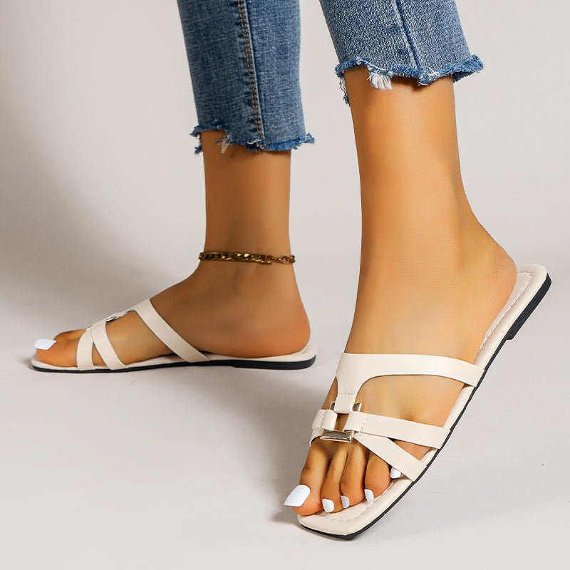 Sandalias planas elegantes con punta cuadrada